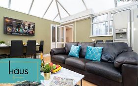 Large 4 Bedroom House - Top Rated - Off-Street Parking - Garden - Sleeps 9 - Contractors - Groups - Pool Table
